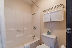Regency Inn & Suites By OYO Bay City TX