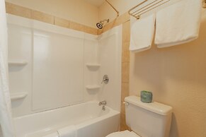 Regency Inn & Suites By OYO Bay City TX