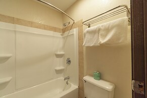 Regency Inn & Suites By OYO Bay City TX