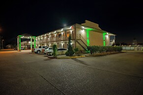 Regency Inn & Suites By OYO Bay City TX