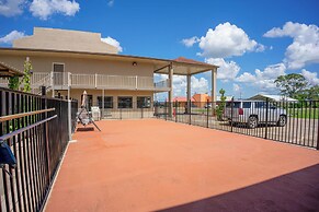 Regency Inn & Suites By OYO Bay City TX