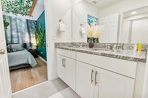 1909 Tropical Palms Circle