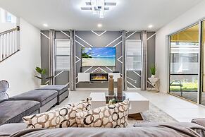 1909 Tropical Palms Circle