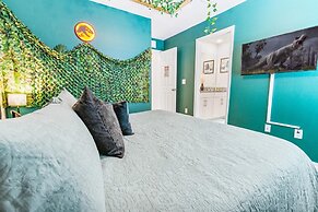 1909 Tropical Palms Circle