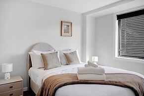 City Skyline Apartment near Myers Park