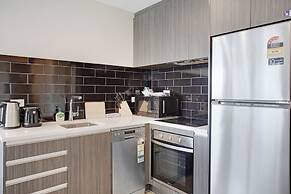 City Skyline Apartment near Myers Park