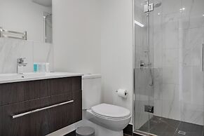 City Skyline Apartment near Myers Park