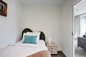 City Skyline Apartment near Myers Park