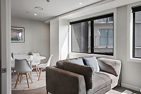 City Skyline Apartment near Myers Park