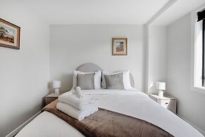 City Skyline Apartment near Myers Park