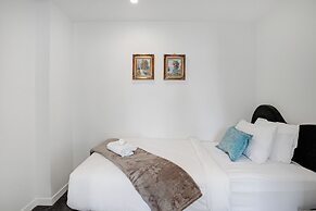 City Skyline Apartment near Myers Park