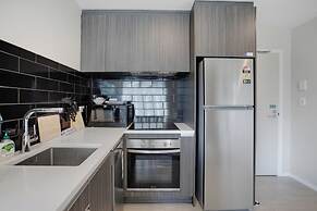 City Skyline Apartment near Myers Park