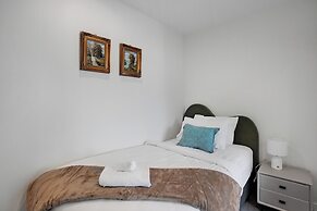 City Skyline Apartment near Myers Park