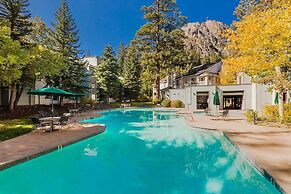 Ski In Ski Out PT Lodge 2BR 2BA Hot Tubs
