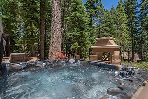 Central Clean Home with Hot Tub Near Ski