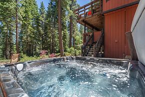 Central Clean Home with Hot Tub Near Ski