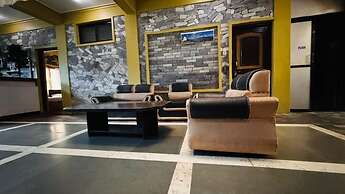 Hotel August International