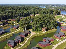 Belvilla Exclusive Spacious Lakehouse