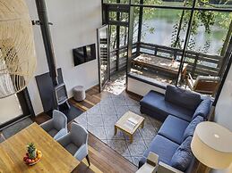 Belvilla Exclusive Spacious Lakehouse