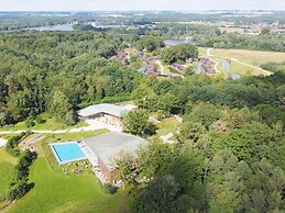 Belvilla Exclusive Spacious Lakehouse