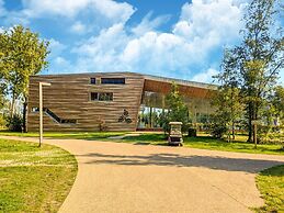 Belvilla Exclusive Spacious Lakehouse