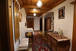 Large 4-room Apartment With Mountain View