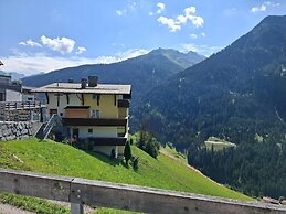 Large 4-room Apartment With Mountain View