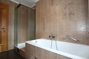 Large 4-room Apartment With Mountain View