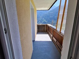 Large 4-room Apartment With Mountain View