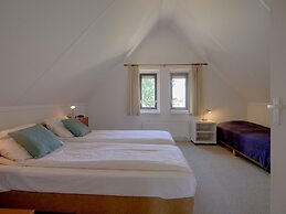 Spacious 4-person Bungalow Near the Frisian Lakes