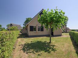 Spacious 4-person Bungalow Near the Frisian Lakes