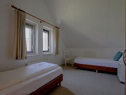 Spacious 4-person Bungalow Near the Frisian Lakes