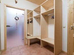 Appealing Chalet With hot tub