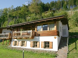 Deluxe Chalet With Pool in Konigsleiten
