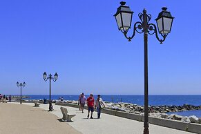 Single Storey Holiday Home With Swimming Pool