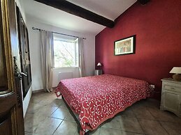 Single Storey Holiday Home With Swimming Pool