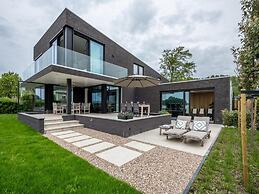 Attractive Villa With Jetty