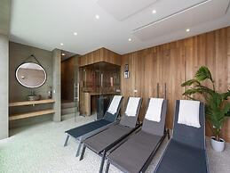 Attractive Villa With Jetty