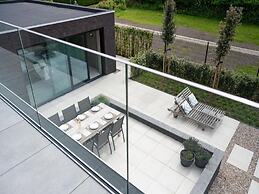 Attractive Villa With Jetty