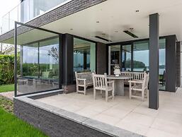 Attractive Villa With Jetty