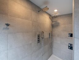 Attractive Villa With Jetty