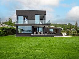 Attractive Villa With Jetty