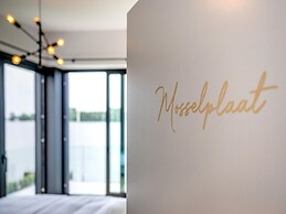 Attractive Villa With Jetty