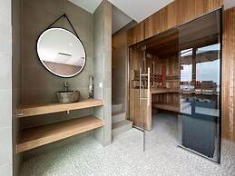 Attractive Villa With Jetty