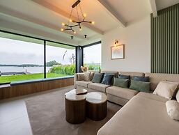 Attractive Villa With Jetty