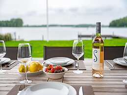 Attractive Villa With Jetty