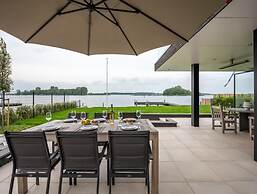 Attractive Villa With Jetty