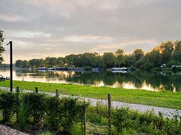 Lakehouse Mansion by Belvilla