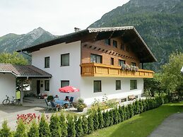 Spacious Holiday Home With Garden