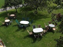 Spacious Holiday Home With Garden